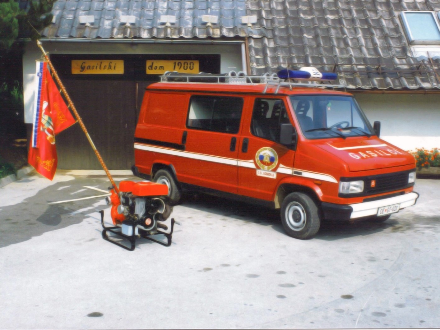 Kombi pred garažo GD